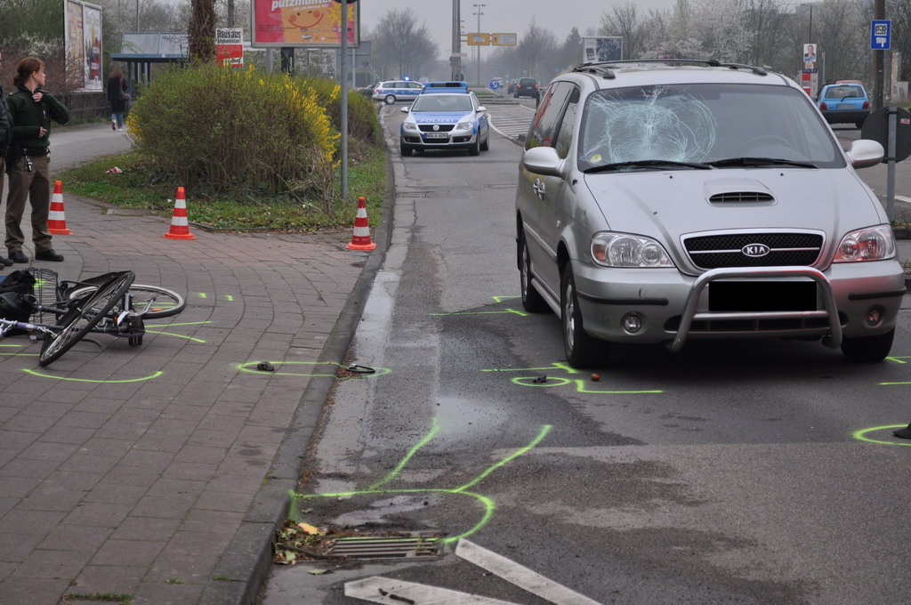 VU Radfahrer PKW Koeln Heimersdorf Volkhovenerweg P06.JPG